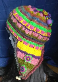 耳当てつきパイロット帽子お花モチーフと飾り付き