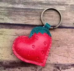 レザークラフトハンドメイドハート赤いちごキーリング
