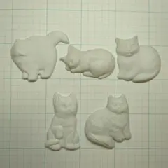 陶器の平たい猫
