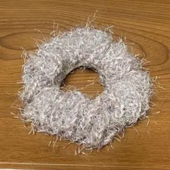 淡いピンクのファンシーヤーンシュシュ・手編み