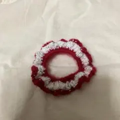 赤と白のフリルシュシュ