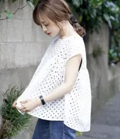 刺繍入りホワイトノースリーブシャツ FREE