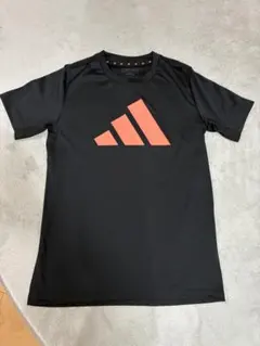 adidas AEROREADY ブラックシャツ オレンジロゴ