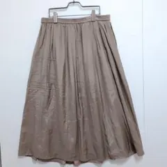 【UNTITLED】美品 大きいサイズ44 光沢サテンフレアスカート グレージュ