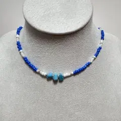 12. ターコイズブルーさざれ石と白のビーズネックレス