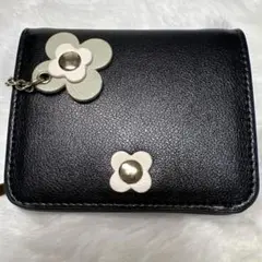 二つ折り財布　花の装飾付き　黒　ブラック