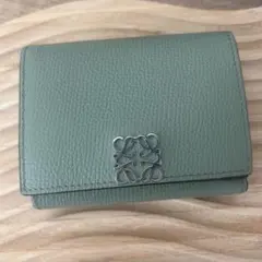 ロエベ アナグラム トライフォールド グリーン 三つ折り財布