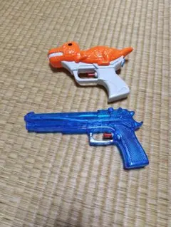 おもちゃの水でっぽうセット（恐竜型・青）