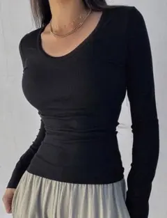 黒の長袖リブTシャツ