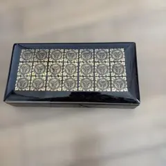 黒色のアクセサリーケース 金色の花模様 約20cm