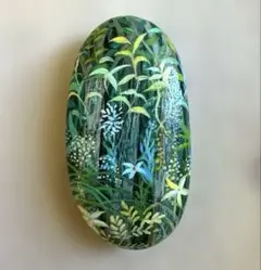石ころアート　絵画　森の中にはいる