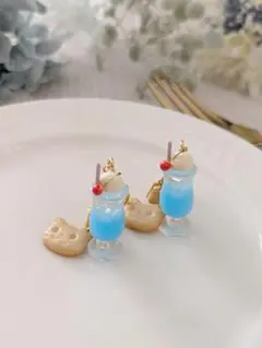 【猫のクッキーとクリームソーダのキーホルダー】　ミニチュア　ハンドメイド