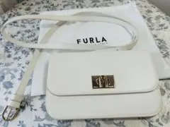 新品★FURLA★フルラ★レザー 縦型ミニショルダーバッグ スマホショルダー★白 新品☆FURLA☆フルラ☆レザー 縦型ミニショルダーバッグ スマホ