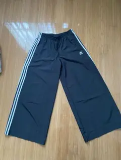 adidas オーバーサイズド トラックパンツ
