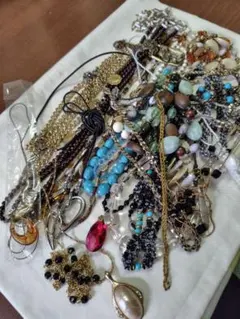 まとめ売りネックレス等30点セット 多様なデザイン大量　ロング　3連