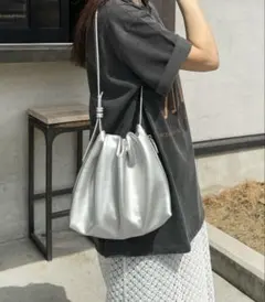 LE MORE ワンハンドルギャザーショルダーバッグ シルバー
