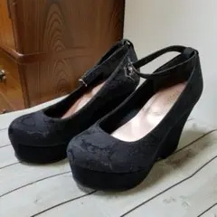 ストラップ付きパンプス