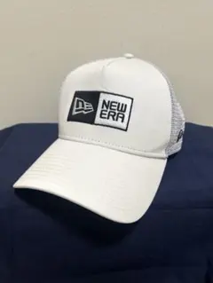 NEW ERA メッシュキャップ ホワイト ロゴ刺繍 トラッカーキャップ