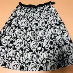 ユキトリイ モノトーン 花柄 フレアスカート 膝丈 ブラック ホワイトのサムネイル