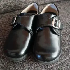 黒のバックル付きフォーマルシューズ