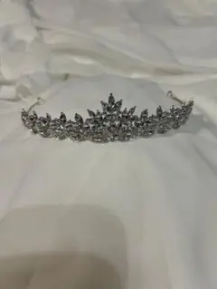 エレガントなシルバーのティアラ