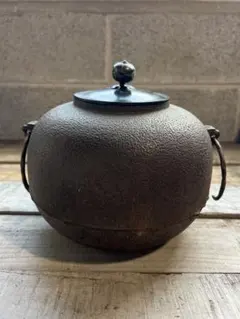 【美品】茶道具 雲龍釜（筒釜）炉用 唐銅蓋（梔子摘み）化粧箱入り 水漏れなし 美品】茶道具 雲龍釜（筒釜）炉用 唐銅蓋（梔子摘み）化粧箱入り 水