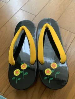 花柄デザインの下駄 黒/黄色　レディース