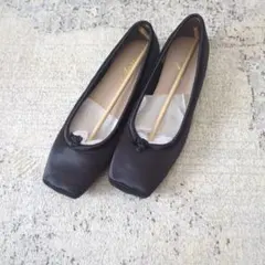 黒 サテン スクエアトゥ フラットシューズ