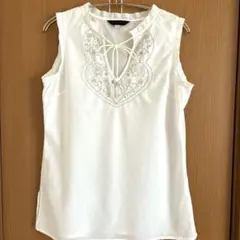 刺繍入りホワイト ノースリーブ シャツ キラキラ リボン