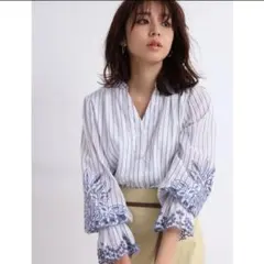 【美品】ジャスグリッティー　ブラウス　vネック　刺繍　ストライプ　コットン