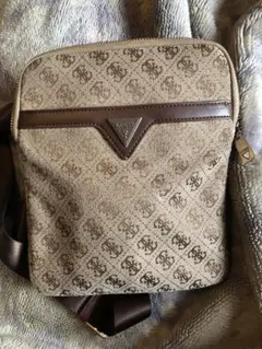 GUESS ベージュショルダーバッグ