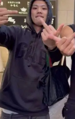 dada着用 gap ブラック ロゴ パーカー