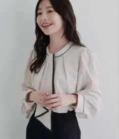 natural couture 配色ボウタイブラウス グレイッシュベージュのサムネイル