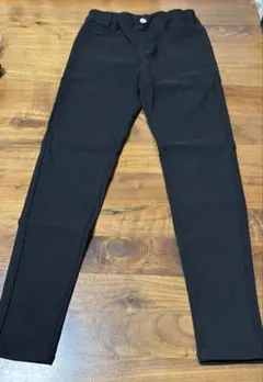 黒いスリムフィット長ズボン　GU