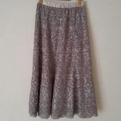 刺繍入りピンクグレーのフレアスカート