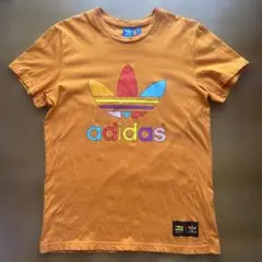 adidas オレンジ ロゴ Tシャツ