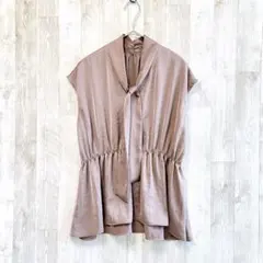 ナチュラルビューティーベーシック　ノースリーブ　ブラウス　サテン　オフィス　春夏