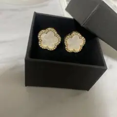 花びら型クリスタルピアス❤︎クローバー