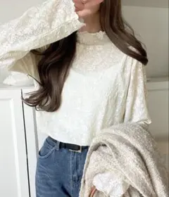 透け感で魅せる、秋の上品レイヤード。プチハイネック花柄レースメロウトップス