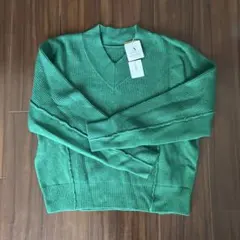 お値下げしました　新品未着用です 緑色 Vネック 長袖ニットセーター