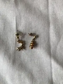 トナカイとクリスマスツリーのピアス　ゴールド