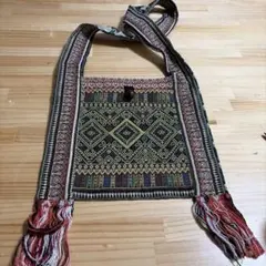 幾何学模様の刺繍ポシェット