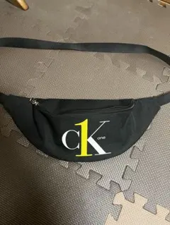 Calvin Kleinのショルダーバッグです。