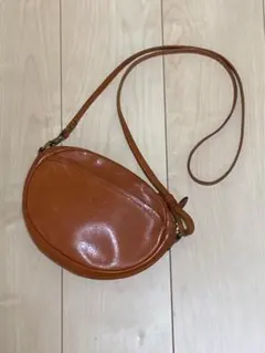 イルビゾンテ　ショルダーバッグ　ミニショルダー　レザー　ブラウン　茶　丸型