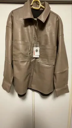 【新品】moment+ ベージュ レザー風 シャツジャケット ユニセックスのサムネイル