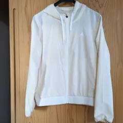 adidas フード付きウィンドブレーカー クリーム色