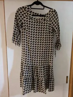 フリル付き七分袖ワンピース