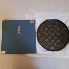 津軽塗　漆器の盆 黒地に金色の花模様