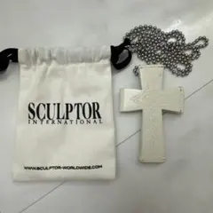 新品未使用 SCULPTOR ホワイト レザー 十字架ネックレス - メルカリ