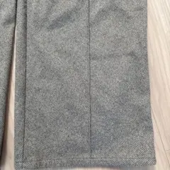 薄い茶色のワイドパンツ